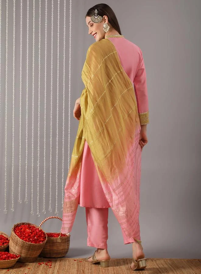 جلو باص مجموعة من كورتا بياقة ماندارين مع بنطال ووشاح متدرج الألوان